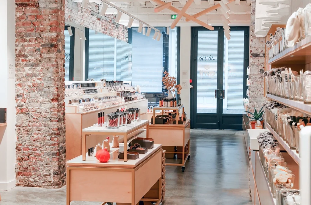 Conception intérieure de la boutique AVRIL Cosmétique Bio dans le Vieux-Lille : un concept store naturel et immersif
