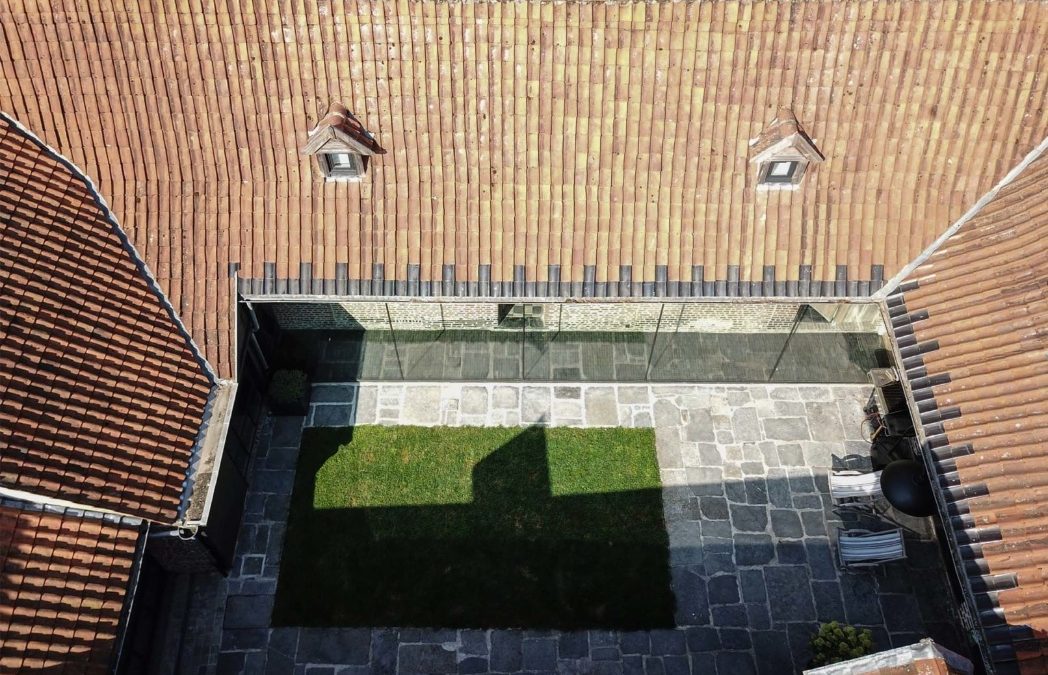 Contemporary renovation of a squared farmhouse in Belgium